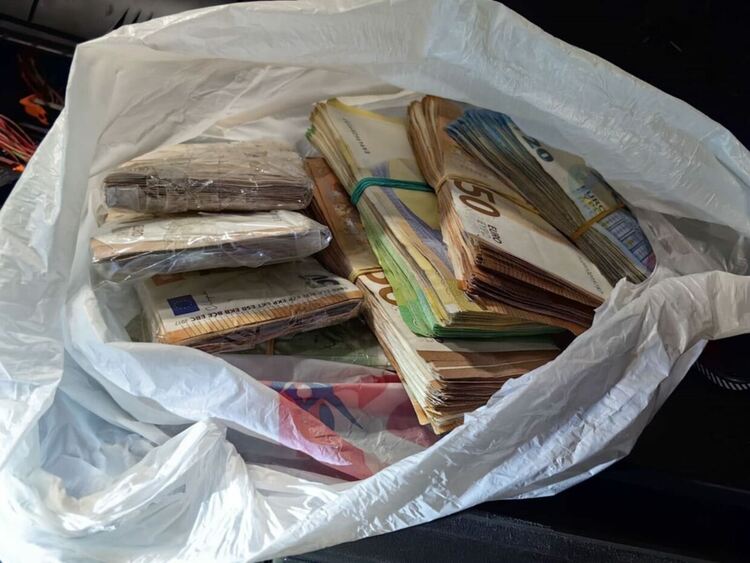 Откриха недекларирана валута за над 107 000 лева в кабината на тир