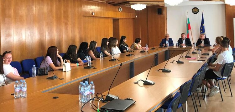 Младите хора на Смолян споделиха идеи и визия за бъдещето в Деня на отворените врати