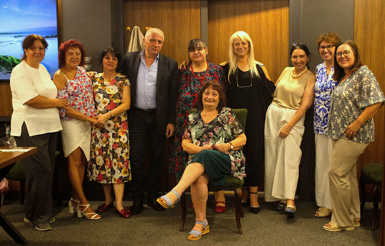 Най-незабравимият 2-ри випуск на „Славейков“ сътвори празник 3 в 1 за своята бивша класна