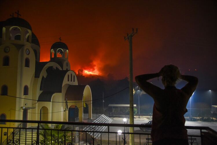 В Гърция горят десетки пожари, евакуират туристи