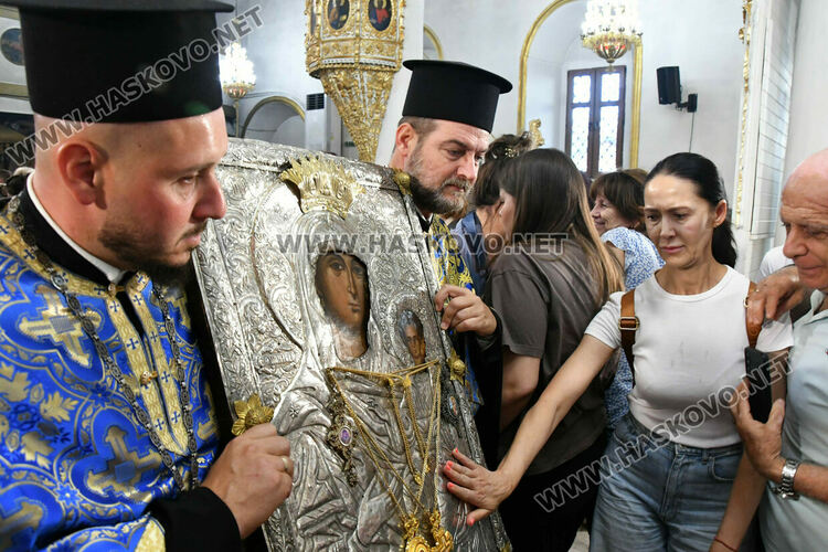 Хасковлии се преклониха пред иконата „Златната ябълка“ в навечерието на Успение Богородично