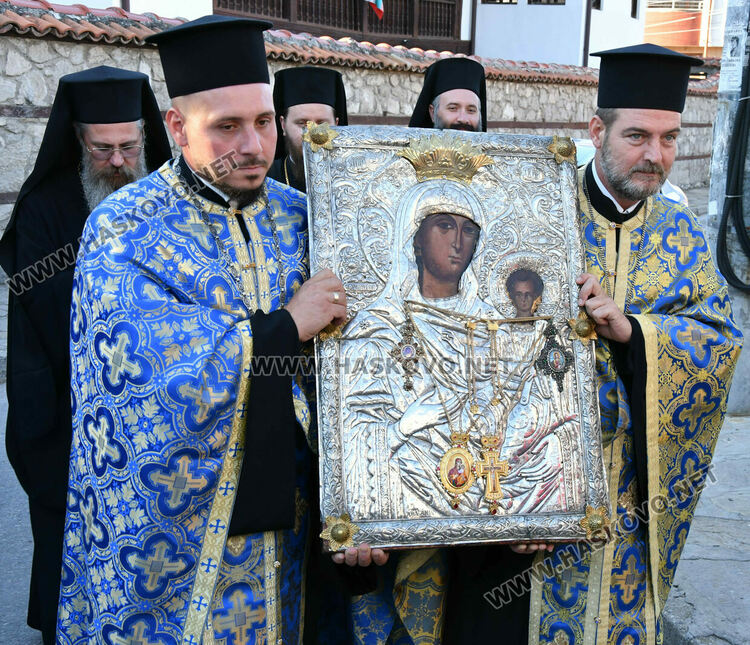 Хасковлии се преклониха пред иконата „Златната ябълка“ в навечерието на Успение Богородично