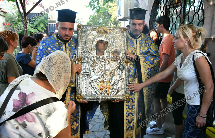Хасковлии се преклониха пред иконата „Златната ябълка“ в навечерието на Успение Богородично