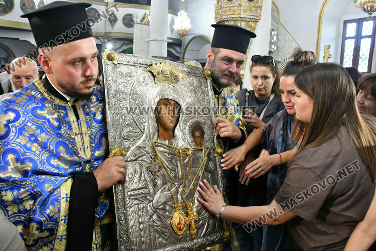 Хасковлии се преклониха пред иконата „Златната ябълка“ в навечерието на Успение Богородично