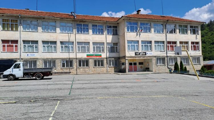 В Грохотно започна изграждането на многофункционално игрище за над 300 хиляди лева