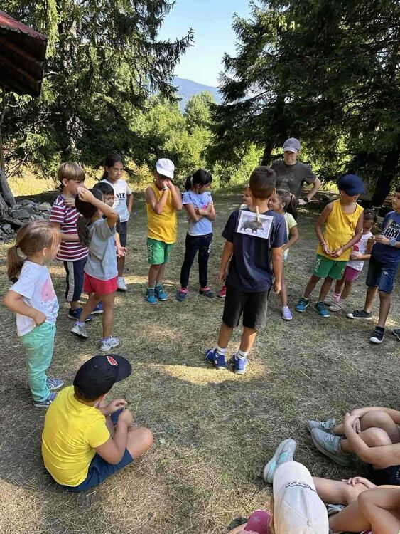 Деца от Горска арт академия учиха за природата в парк „Амзово“