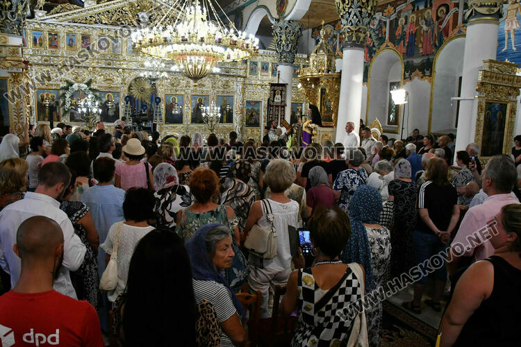 Хасковлии се преклониха пред иконата „Златната ябълка“ в навечерието на Успение Богородично