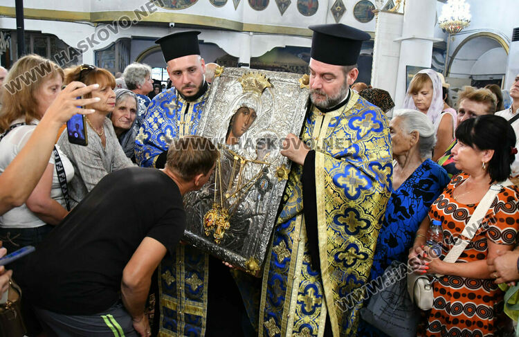 Хасковлии се преклониха пред иконата „Златната ябълка“ в навечерието на Успение Богородично