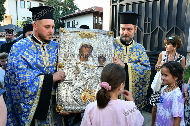 Хасковлии се преклониха пред иконата „Златната ябълка“ в навечерието на Успение Богородично