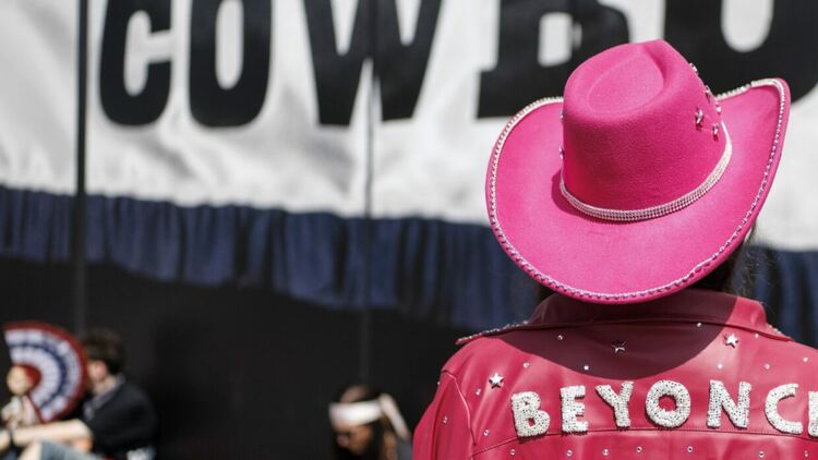 Бионсе официално е носител на награда „Еми“