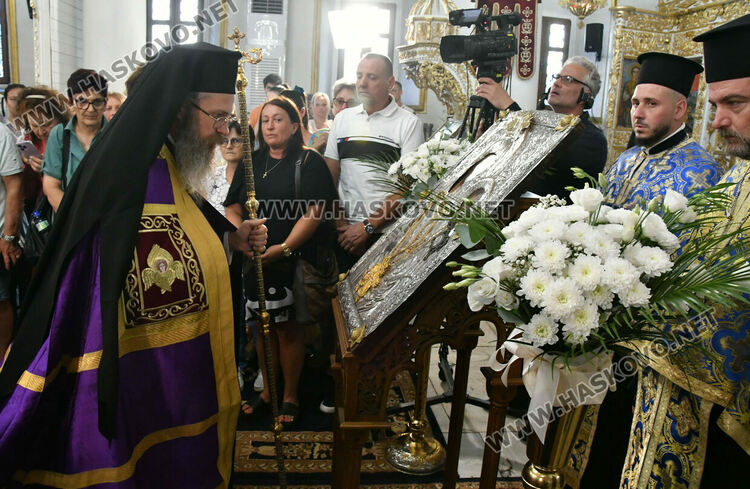 Хасковлии се преклониха пред иконата „Златната ябълка“ в навечерието на Успение Богородично