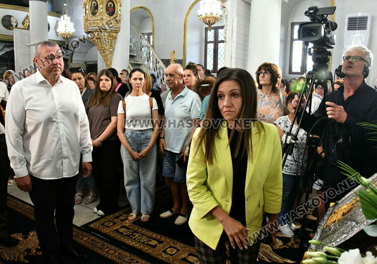 Хасковлии се преклониха пред иконата „Златната ябълка“ в навечерието на Успение Богородично