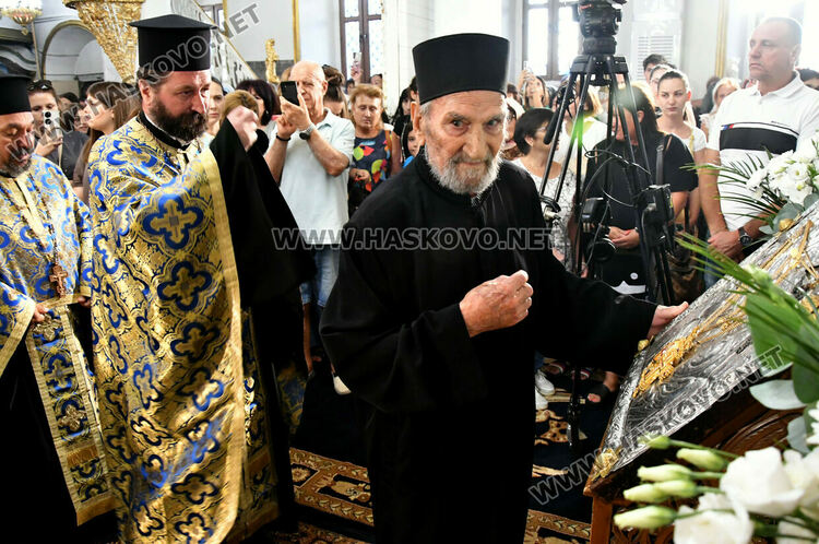 Хасковлии се преклониха пред иконата „Златната ябълка“ в навечерието на Успение Богородично