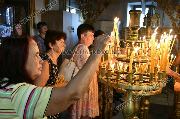 Хасковлии се преклониха пред иконата „Златната ябълка“ в навечерието на Успение Богородично