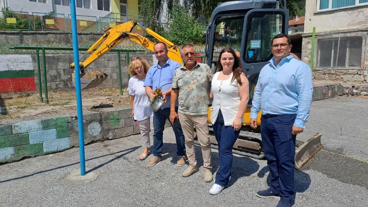 В Грохотно започна изграждането на многофункционално игрище за над 300 хиляди лева