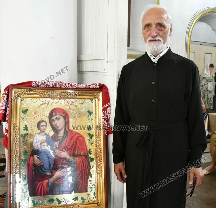 Хасковлии се преклониха пред иконата „Златната ябълка“ в навечерието на Успение Богородично