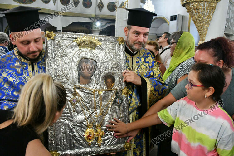 Хасковлии се преклониха пред иконата „Златната ябълка“ в навечерието на Успение Богородично