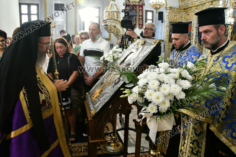 Хасковлии се преклониха пред иконата „Златната ябълка“ в навечерието на Успение Богородично