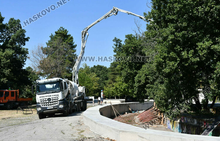 Възстановяването на езерото в парк „Кенана“ върви с пълна сила
