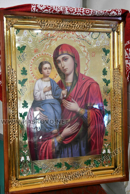 Хасковлии се преклониха пред иконата „Златната ябълка“ в навечерието на Успение Богородично