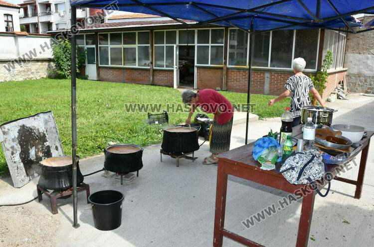 Осветиха и раздадоха три казана боб за Успение Богородично в Хасково
