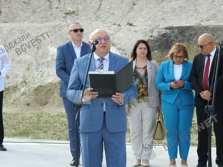 Министър Силви Кирилов откри хеликоптерна площадка за спешна помощ по въздуха в Кърджали/снимки/