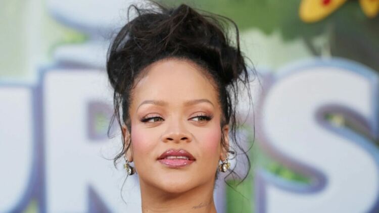 Подчертана бременност и бижута за 150 000 долара: Ежедневната визия на Риана 