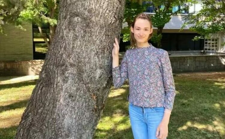 Хана Кайро. Като тийнейджър, Кайро конструира функция, която се държи по странни и неочаквани начини, опровергавайки важна хипотеза в област, наречена теория на Фурие за ограниченията.