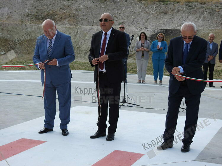 Министър Силви Кирилов откри хеликоптерна площадка за спешна помощ по въздуха в Кърджали/снимки/
