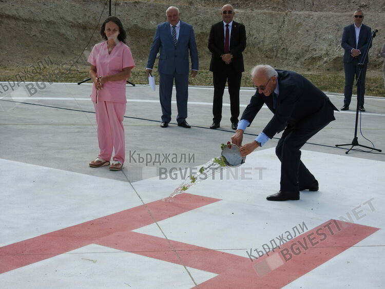 Министър Силви Кирилов откри хеликоптерна площадка за спешна помощ по въздуха в Кърджали/снимки/