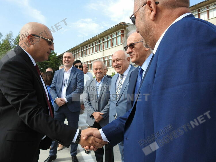 Министър Силви Кирилов откри хеликоптерна площадка за спешна помощ по въздуха в Кърджали/снимки/