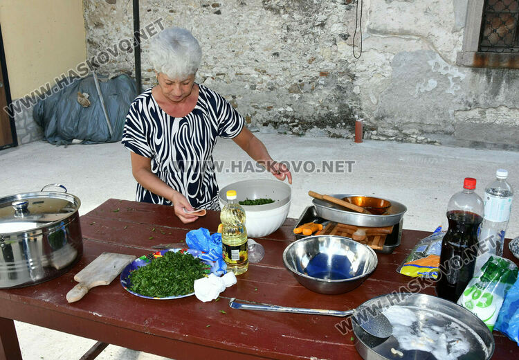 Осветиха и раздадоха три казана боб за Успение Богородично в Хасково
