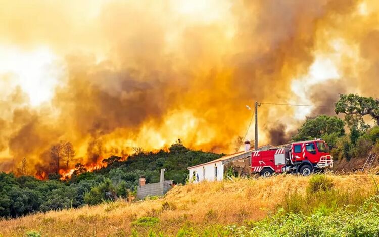 В момента на излизането на този доклад, в Южна Франция най-големият пожар от 1949 г. насам вече е унищожил домове и е спрял електрозахранването на хиляди хора, пишат от XDI