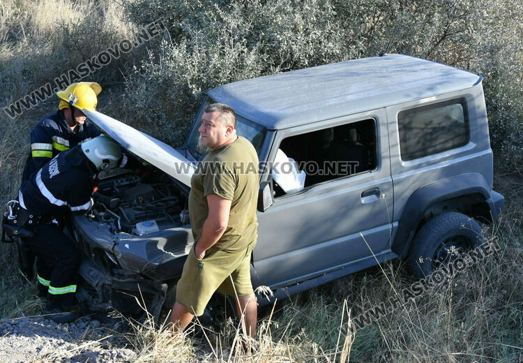 Водач пострада при кастрофа между джип и пикап край Хасково