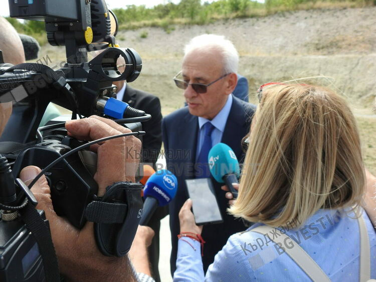 Министър Силви Кирилов откри хеликоптерна площадка за спешна помощ по въздуха в Кърджали/снимки/