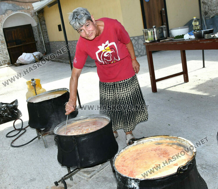 Осветиха и раздадоха три казана боб за Успение Богородично в Хасково