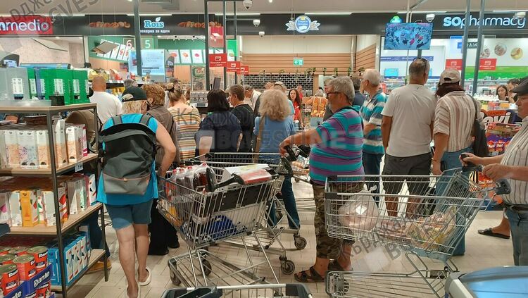 Разширеният „Кауфланд” в Кърджали отесня за гурбетчии и изселници, опашки се извиха пред касите