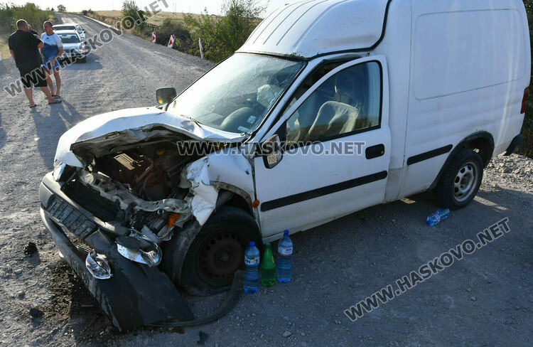 Водач пострада при кастрофа между джип и пикап край Хасково