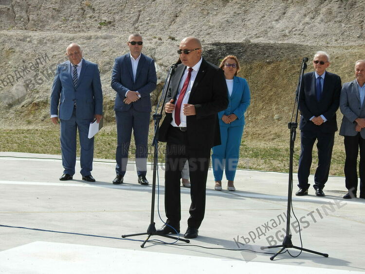 Министър Силви Кирилов откри хеликоптерна площадка за спешна помощ по въздуха в Кърджали/снимки/