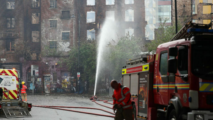 Голям пожар близо до военна база във Великобритания