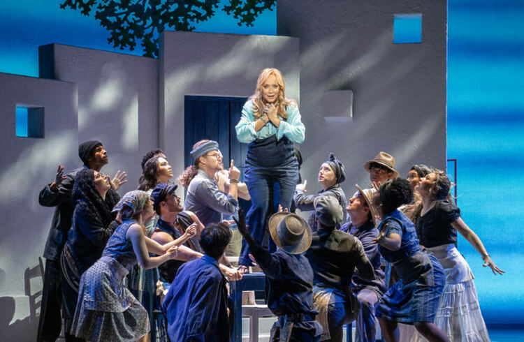 Мюзикълът Mamma Mia! се завръща на Бродуей с нова постановка