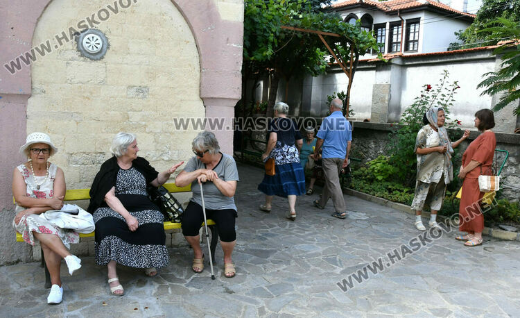 Осветиха и раздадоха три казана боб за Успение Богородично в Хасково