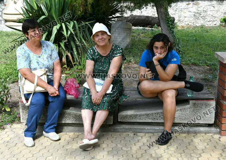 Осветиха и раздадоха три казана боб за Успение Богородично в Хасково