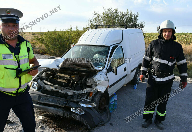 Водач пострада при кастрофа между джип и пикап край Хасково