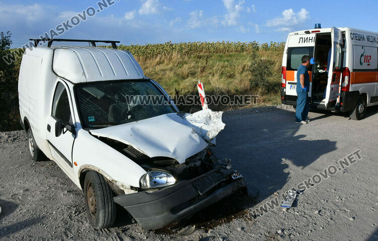 Водач пострада при кастрофа между джип и пикап край Хасково