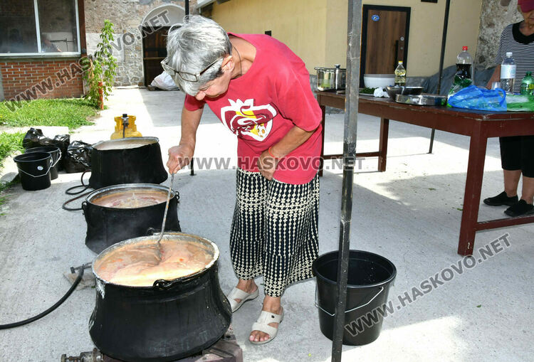 Осветиха и раздадоха три казана боб за Успение Богородично в Хасково