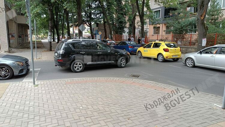 Кърджали е напълно парализиран, опашката  от автомобили за „Възрожденци“ достигна до…църквата „Свети Георги“в центъра