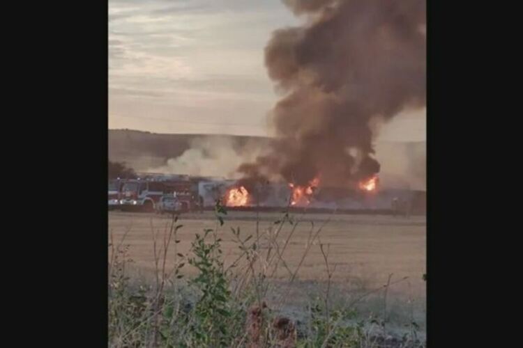 Товарен влак с цистерни с дизел гори край Хасково