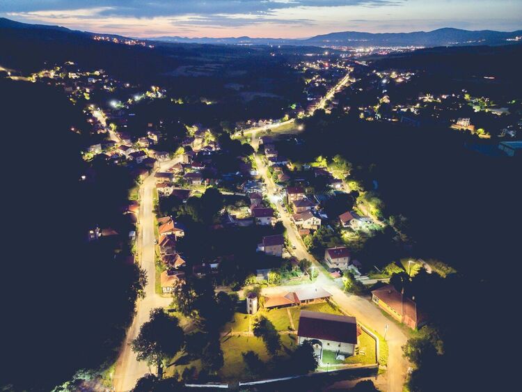 В част от кварталите и населените места в Перник започна подмяна на уличното осветление