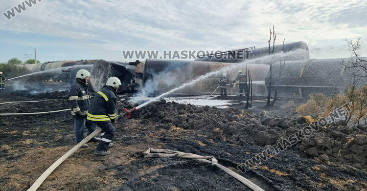 Товарен влак с цистерни с гориво се възпламени край Пясъчево